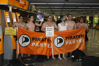 Unter dem Motto „Ihr braucht uns nicht zu scannen – Wir sind schon nackt“ beteiligten sich Mitglieder der Piratenpartei Deutschland am heutigen 10. Januar an Flashmobs auf mehreren deutschen Flughäfen. […]