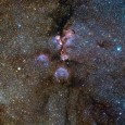 Der Katzenpfotennebel NGC 6334 ist eine gewaltige Sternkinderstube, in der Hunderte massereicher Sterne entstehen. Eine fantastische neue Aufnahme des Visible and Infrared Survey Telescope for Astronomy der ESO (VISTA) am […]
