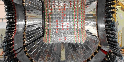 Experimente am Jülicher Teilchenbeschleuniger COSY geben Hinweise auf ein neues komplexes Teilchen, das einen neuen Bindungszustand oder vielleicht sogar ein bisher nur theoretisch vorhergesagtes, exotisches Hadron darstellen könnte. Zusätzlich liefern […]