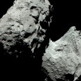 Wie auch viele andere kleine Körper im Weltall, beispielsweise die meisten Asteroiden, erscheint der Rosetta-Komet 67P/Churyumov-Gerasimenko in einem farblosen Grau. Dies lässt sich Farbbildern entnehmen, die Forscher aus Aufnahmen des […]